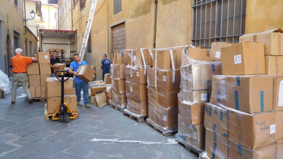 Lo scarico dei bancali della donazione Bolaffi