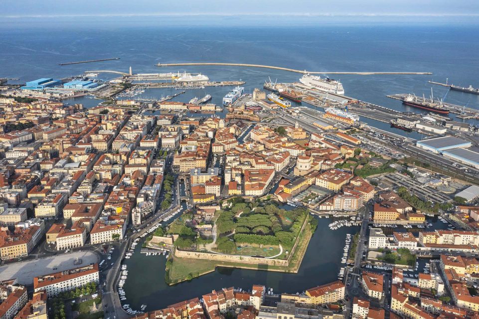 Vista dall'alto di Livorno con le due fortezze, ed il porto. Copyright © by Massimo Ripani. All rights reserved 2024.